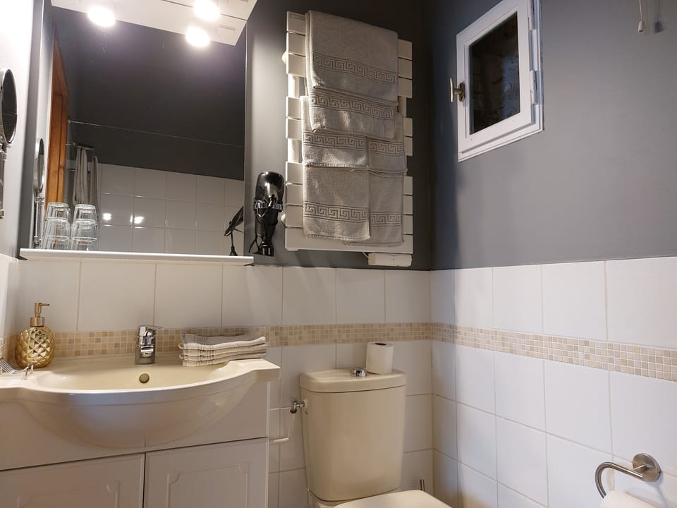 Comfort Suite, Private Bathroom, Garden View | Bathroom | Free toiletries, hair dryer, towels, soap