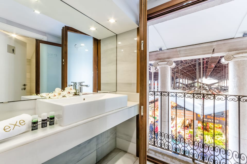 Double Room, Terrace | Minibar, in-room safe, desk, soundproofing