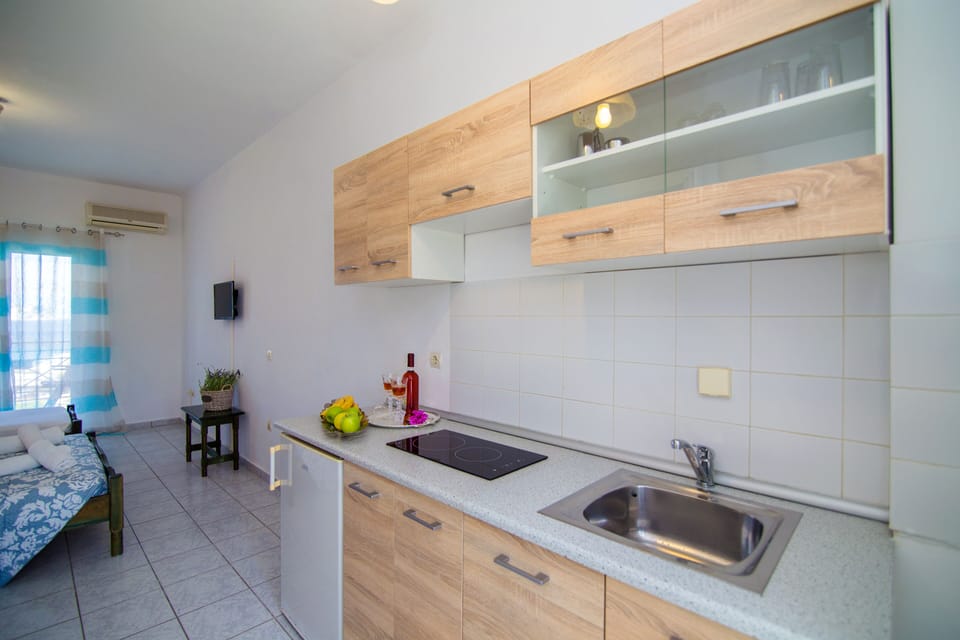 Studio, Sea View | Individually decorated, soundproofing, iron/ironing board, free WiFi