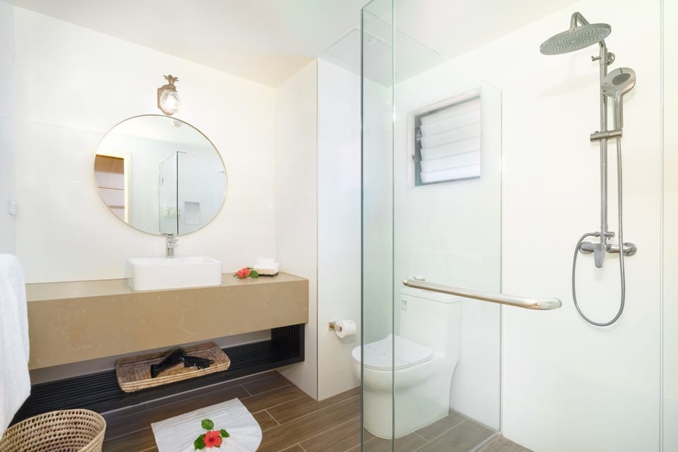 Deluxe Twin Room | Bathroom | Shower, eco-friendly toiletries, hair dryer, towels