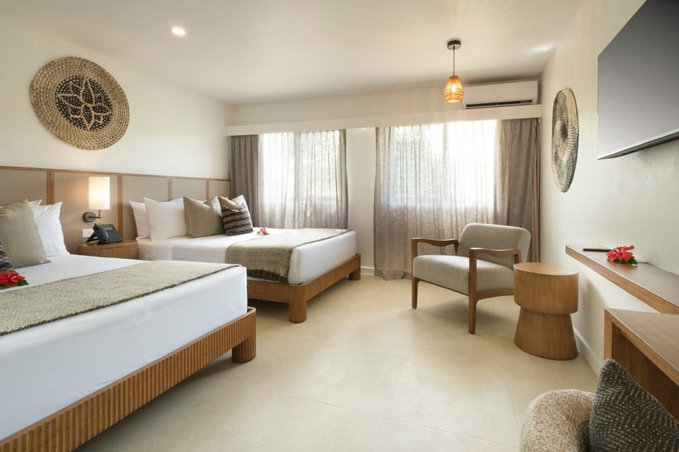 Deluxe Twin Room | In-room safe, desk, blackout drapes, iron/ironing board