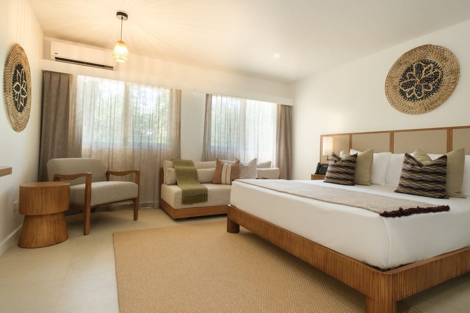 Deluxe King Room | In-room safe, desk, blackout drapes, iron/ironing board