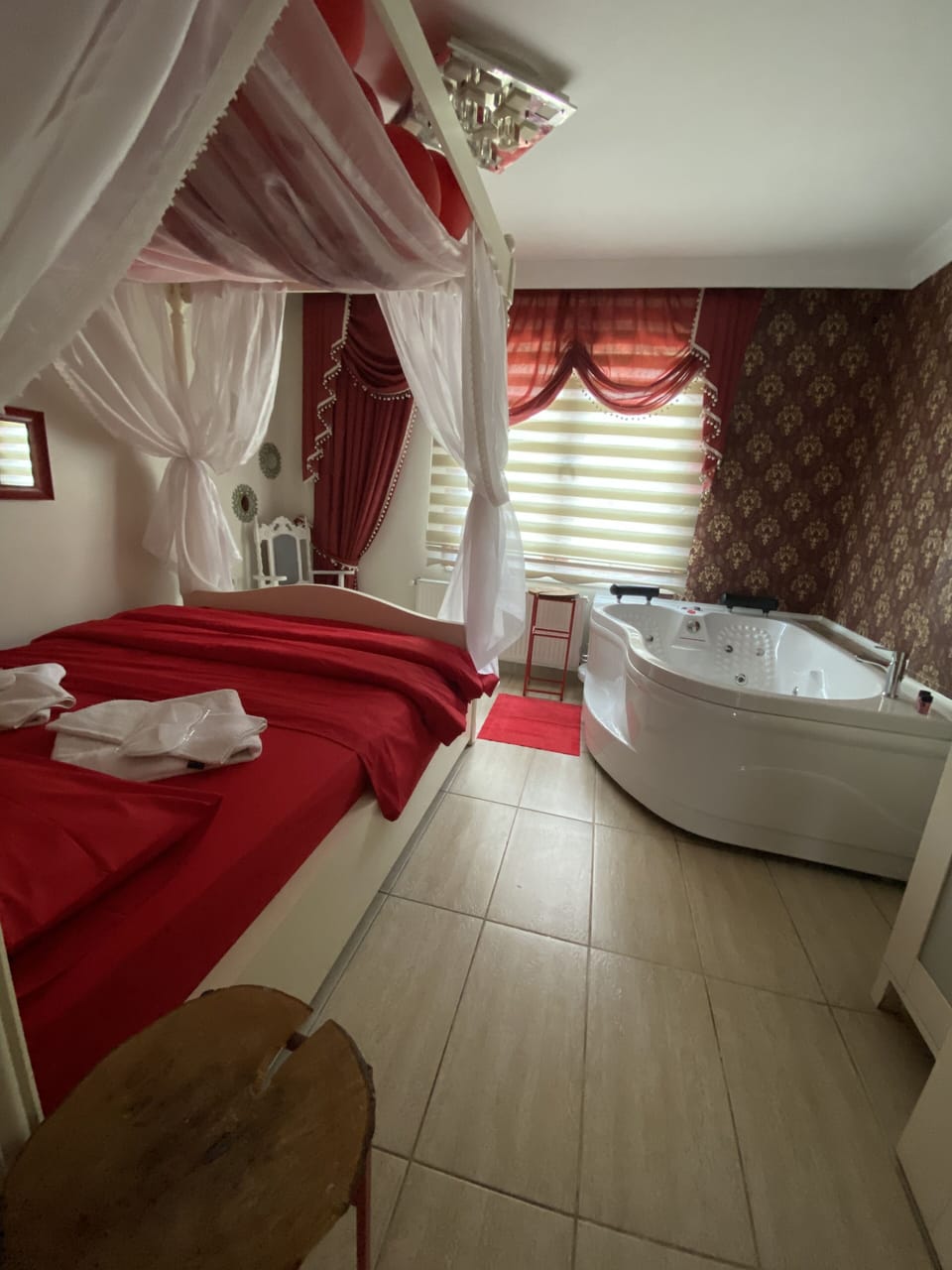 Exclusive Suite, 1 Double Bed with Sofa bed, Jetted Tub, Mountain View (Kirmizi ) | Hypo-allergenic bedding, Select Comfort beds, individually decorated