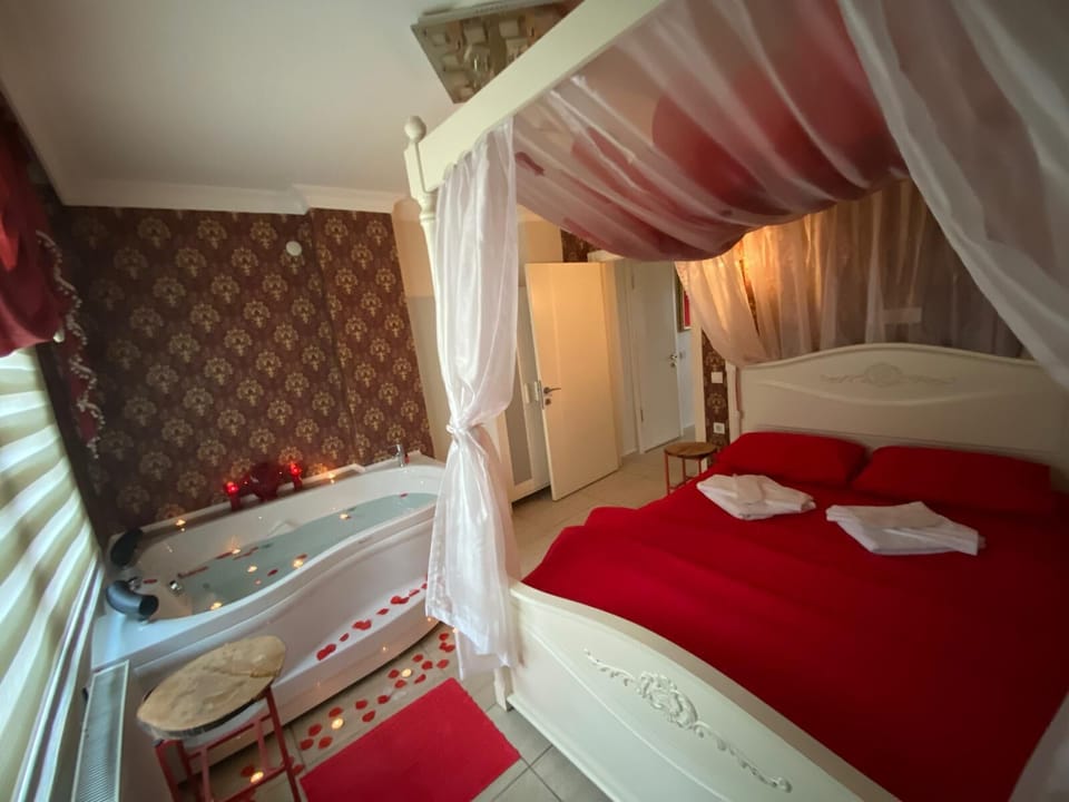 Exclusive Suite, 1 Double Bed with Sofa bed, Jetted Tub, Mountain View (Kirmizi ) | Hypo-allergenic bedding, Select Comfort beds, individually decorated