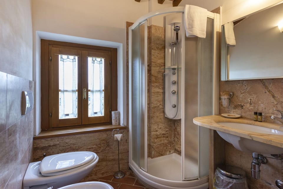 Traditional Studio Suite, 1 Bedroom | Bathroom | Shower, free toiletries, hair dryer, bidet