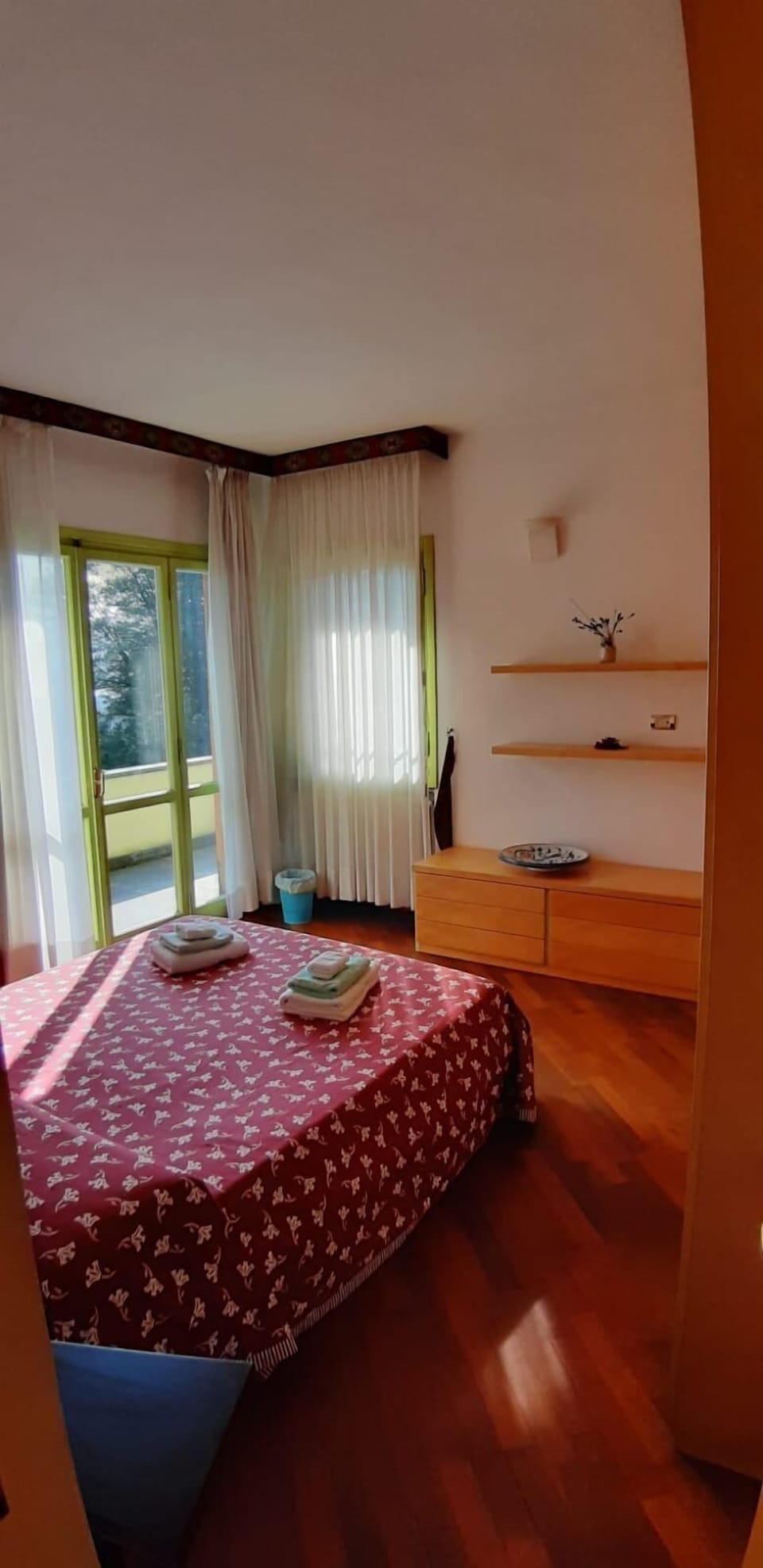 Family Room, Private Bathroom (external Camino) | Individually decorated, desk, free cribs/infant beds, bed sheets