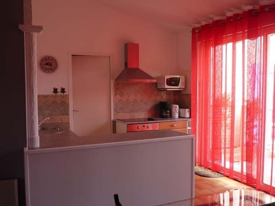 Cottage | Private kitchenette | Shared fridge, microwave, stovetop, coffee/tea maker