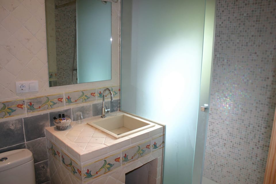 Double Room, 1 Double Bed | Bathroom | Shower, rainfall showerhead, free toiletries, hair dryer