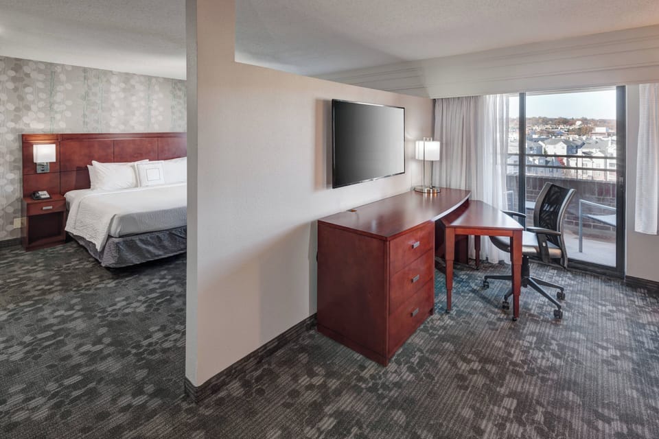 Room, 1 King Bed | Living area | Smart TV, Netflix, pay movies