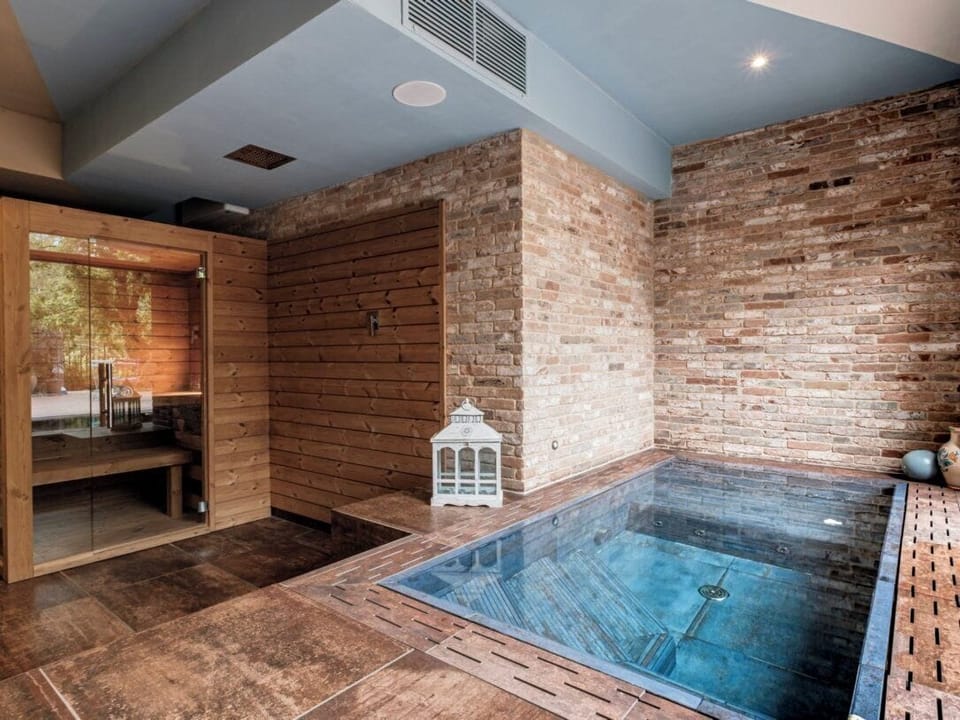 Sauna, hot tub