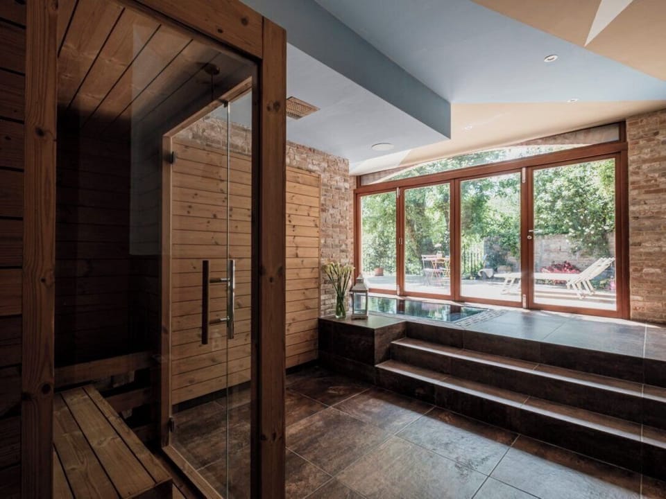 Sauna, hot tub