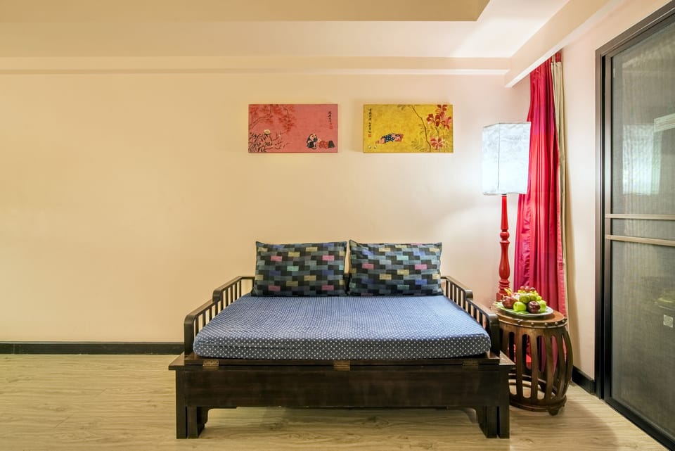 Deluxe Room | Living area | 32-inch flat-screen TV with digital channels, TV