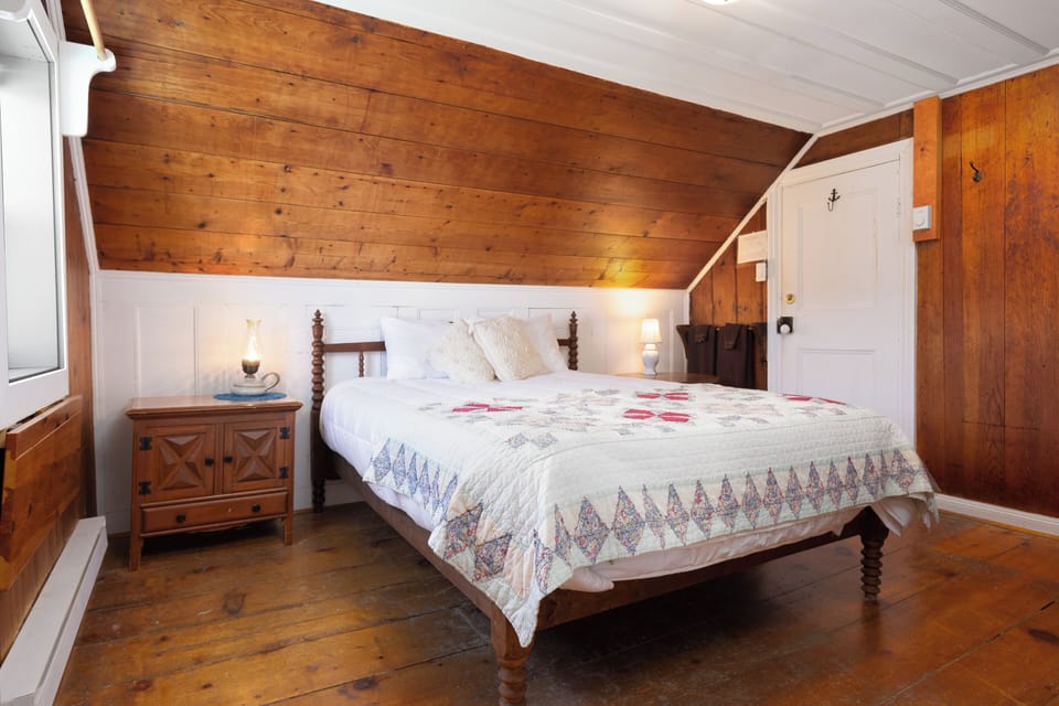 Classic Room, 1 Queen Bed, Private Bathroom | Premium bedding, iron/ironing board