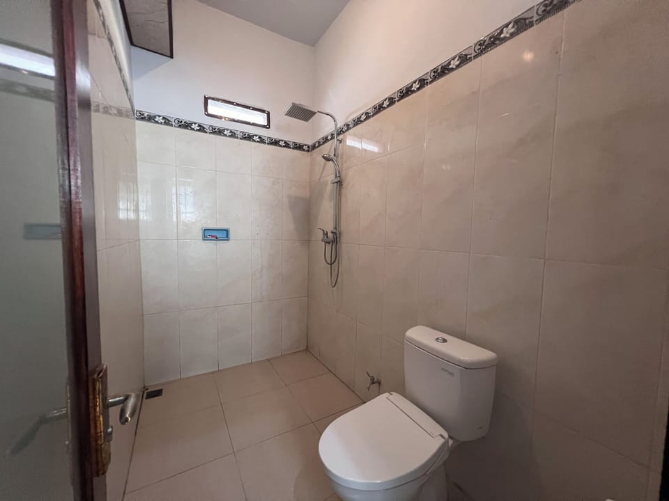 Deluxe Double or Twin Room, Pool View | Bathroom | Shower, free toiletries, hair dryer, towels
