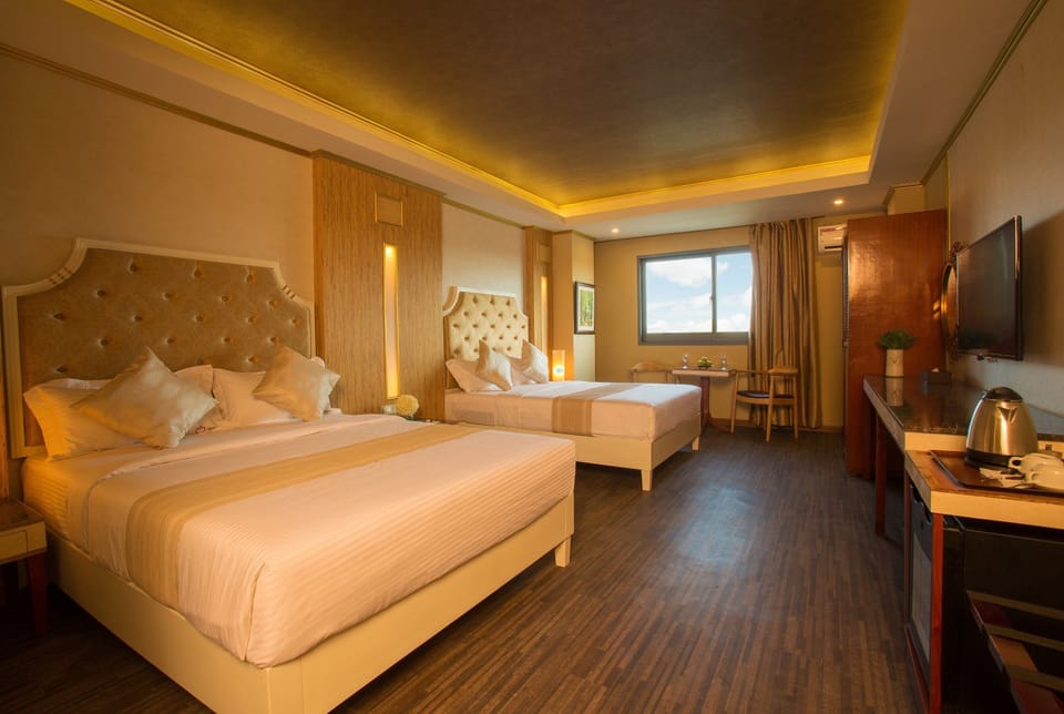 Family Room | Minibar, in-room safe, desk, free cribs/infant beds