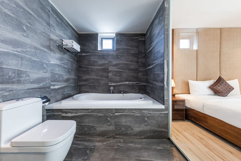 Greenery Suite | Bathroom | Free toiletries, hair dryer, slippers, bidet