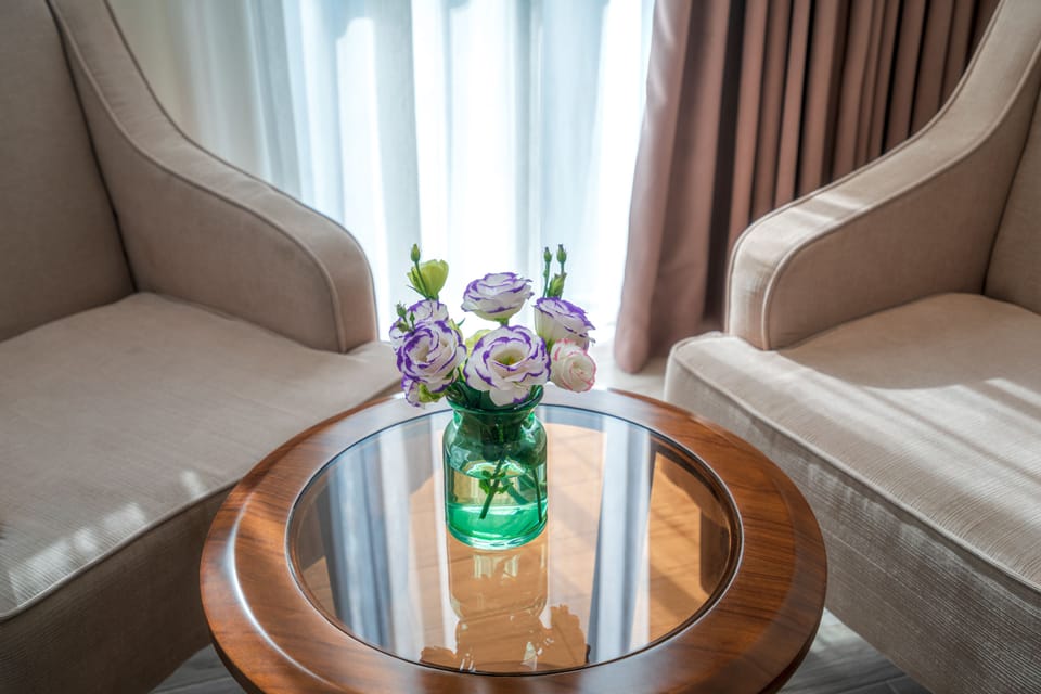 Greenery Suite | Living area | 42-inch flat-screen TV with cable channels, TV