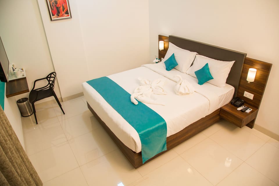 Executive Room, 1 King Bed | Individually decorated, individually furnished, iron/ironing board