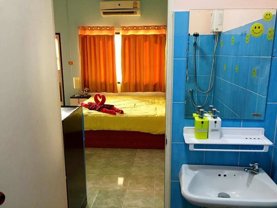 Deluxe Double Room with Air-Conditioner | Soundproofing, free WiFi, bed sheets