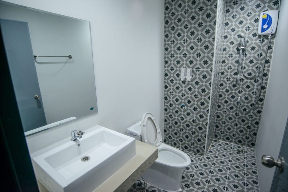 Standard Double Room | Bathroom | Shower, free toiletries, towels