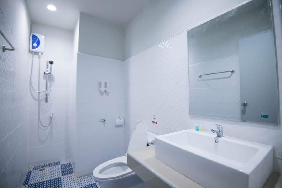 Standard Double Room | Bathroom | Shower, free toiletries, towels