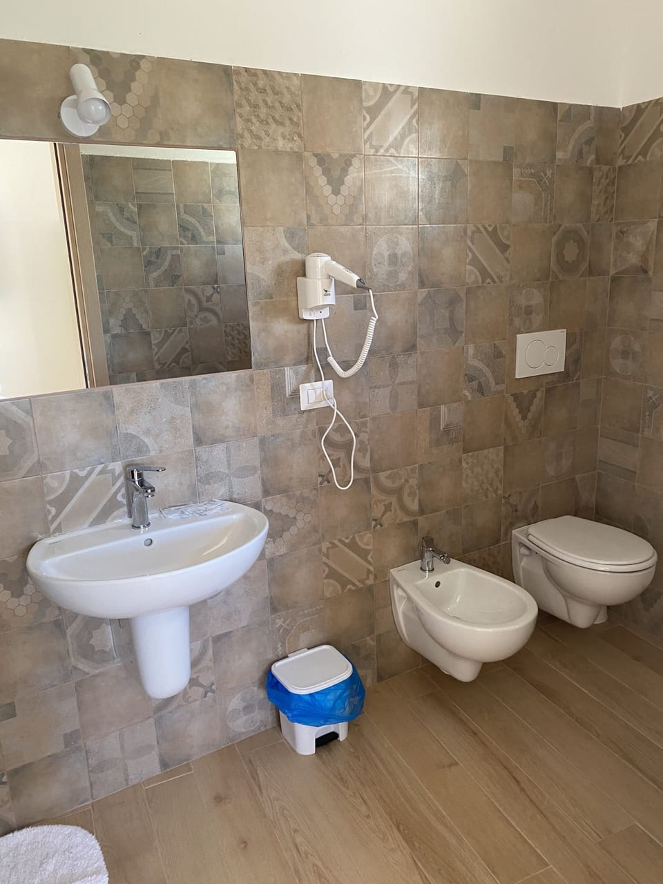 Triple Room | Bathroom | Shower, free toiletries, hair dryer, bidet