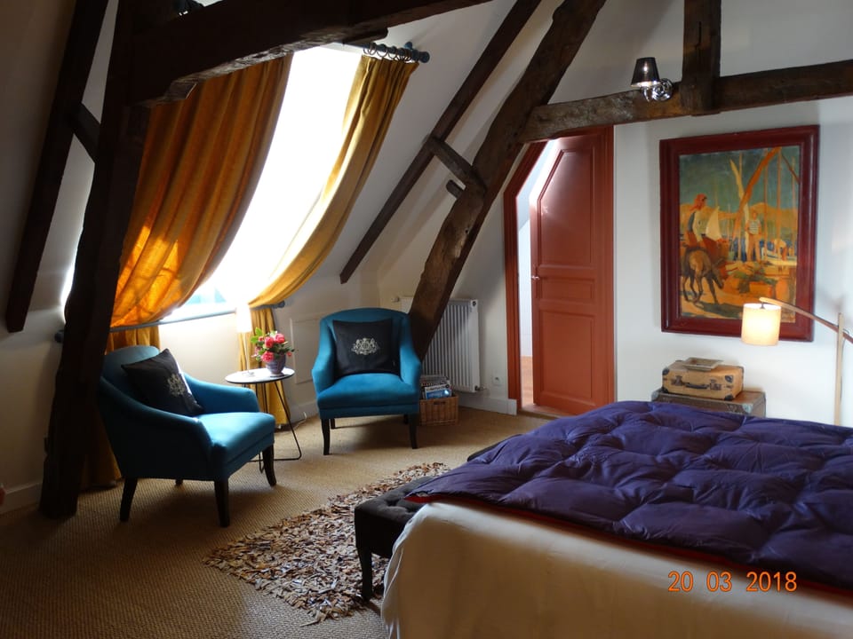 Deluxe Double Room (Chambre d'Athanase) | Bathroom | Shower, free toiletries, hair dryer, towels
