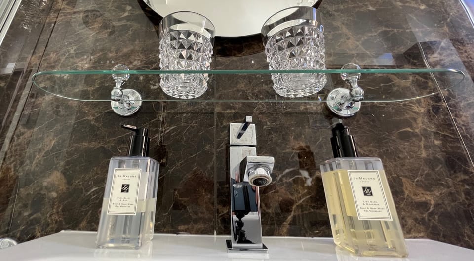Double Room | Bathroom | Shower, free toiletries, hair dryer, bidet