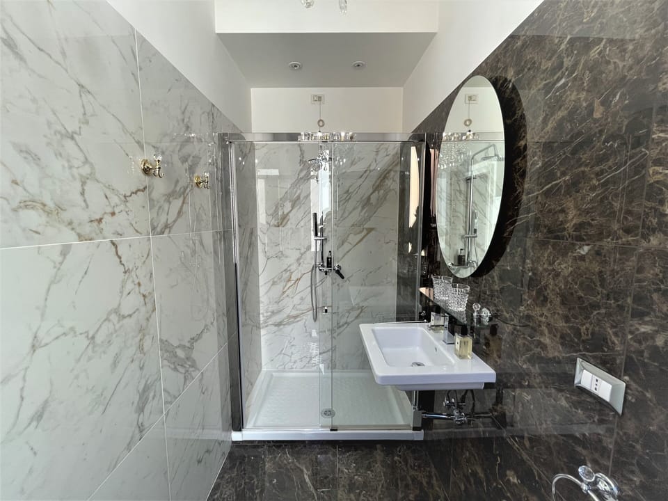 Double Room | Bathroom | Shower, free toiletries, hair dryer, bidet