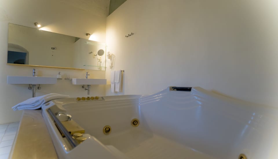 Deluxe Suite, Jetted Tub | Jetted tub