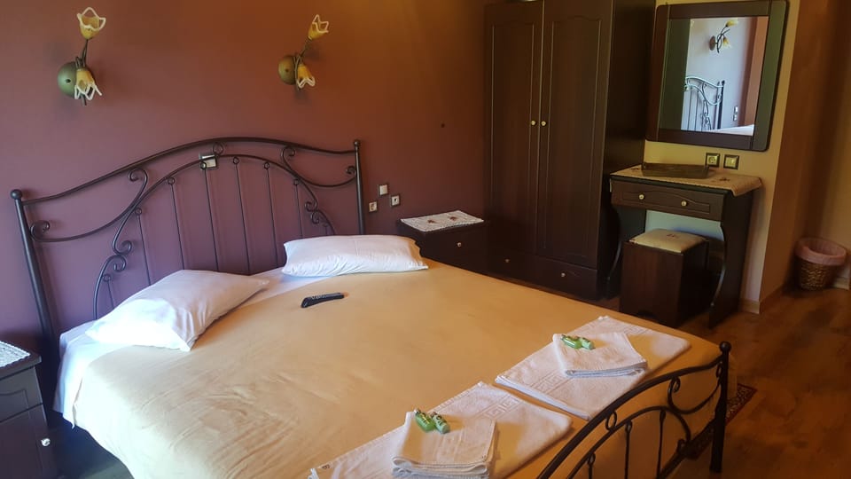 Room | Individually decorated, individually furnished, blackout drapes