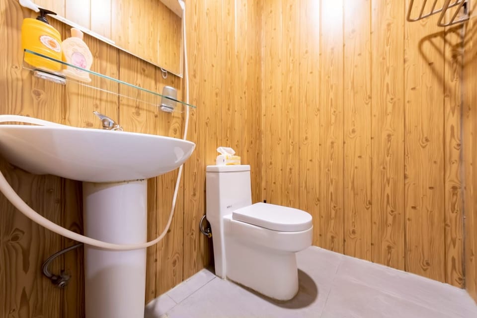 Luxury Double Room | Bathroom | Shower, free toiletries, hair dryer, slippers