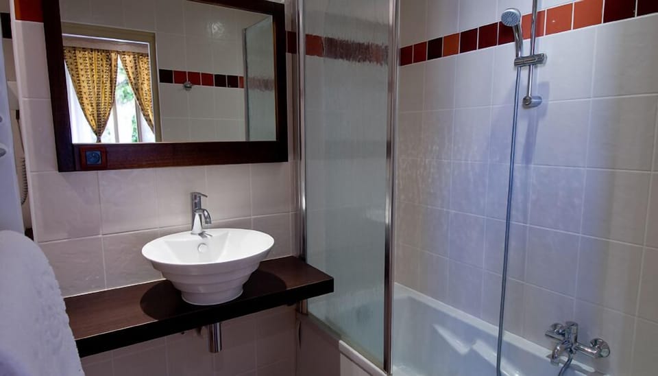 Combined shower/tub, free toiletries, hair dryer, towels