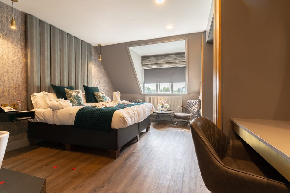 Signature Double Room | Desk, iron/ironing board, free WiFi, bed sheets