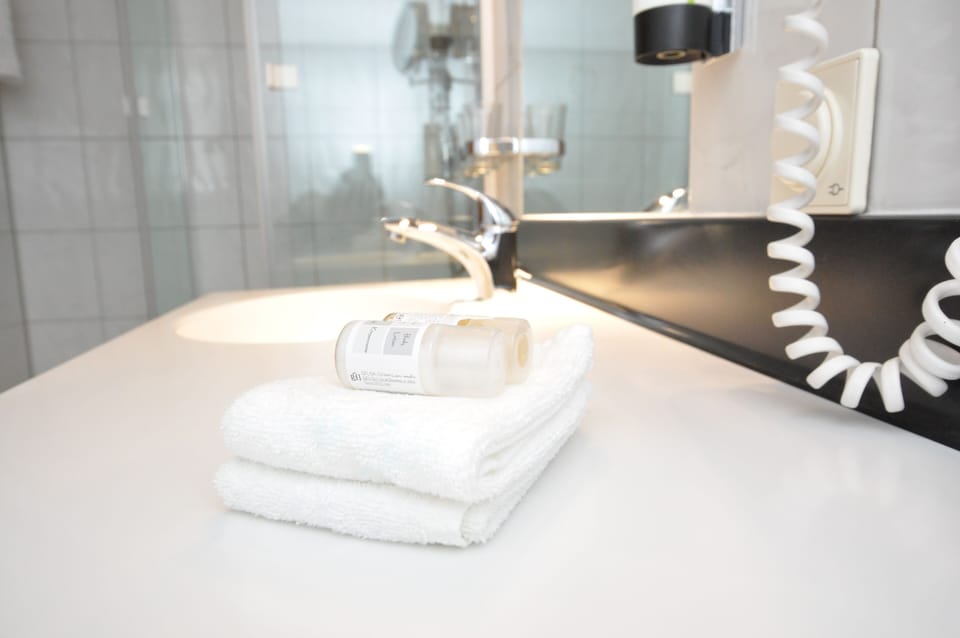 Classic Studio, 1 Bedroom | Bathroom | Shower, free toiletries, towels