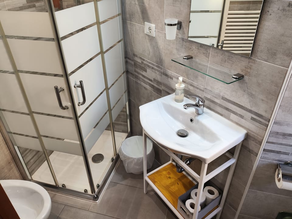 Single Room, Ensuite (Roverella) | Bathroom | Shower, free toiletries, hair dryer, bidet