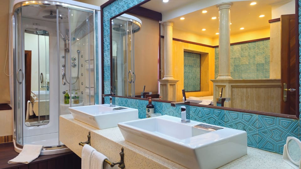 Suite (Anatolian) | Bathroom | Free toiletries, hair dryer, bathrobes, slippers