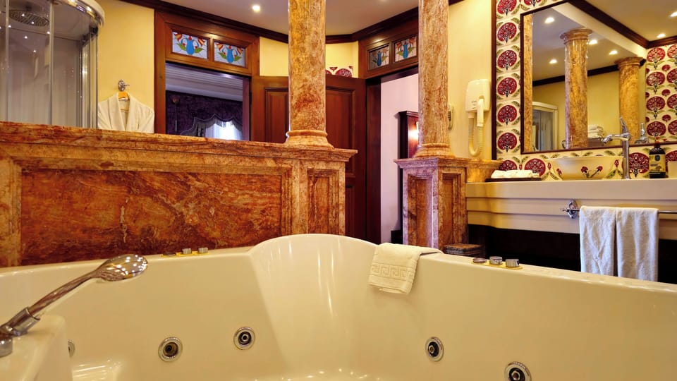 Suite (Ottoman) | Jetted tub