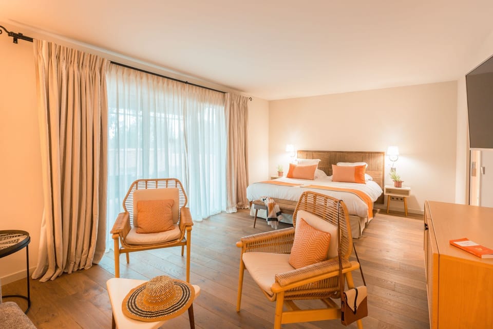 Suite Jacuzzi | Living area | Flat-screen TV