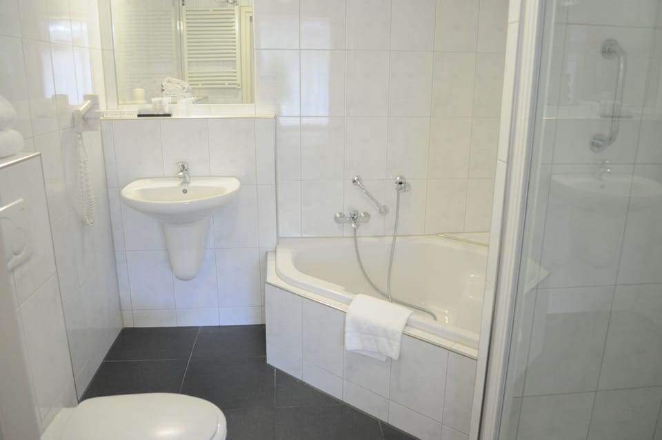 Comfort Double Room | Bathroom | Combined shower/tub, free toiletries, towels