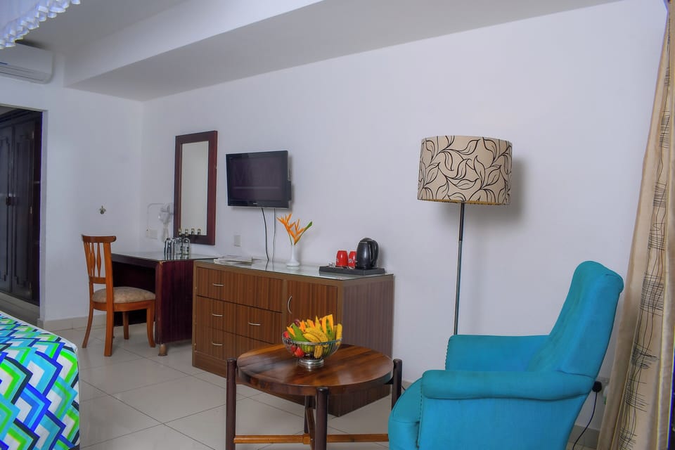 Deluxe Room | Living area | 32-inch TV with satellite channels