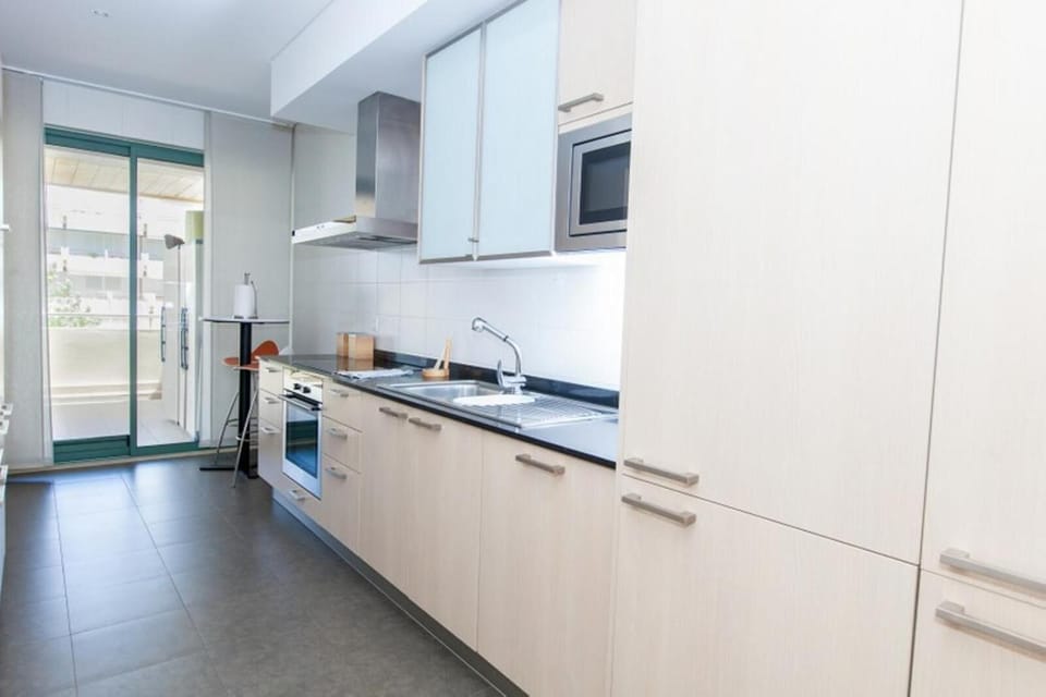 Full-size fridge, microwave, oven, dishwasher