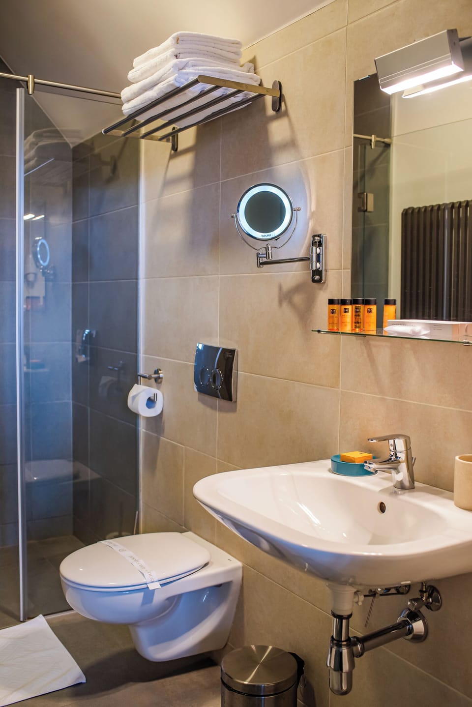 Design Loft | Bathroom | Shower, free toiletries, hair dryer, slippers