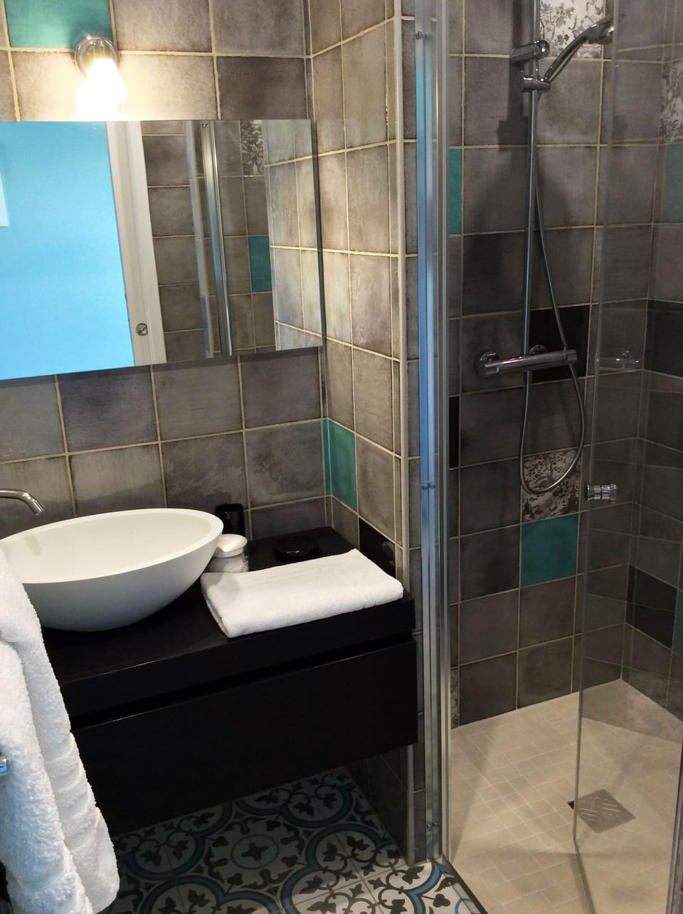 Standard Double Room | Bathroom shower