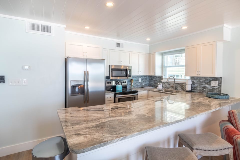 Condo, 1 Bedroom | Private kitchen | Microwave, stovetop, dishwasher, cookware/dishes/utensils
