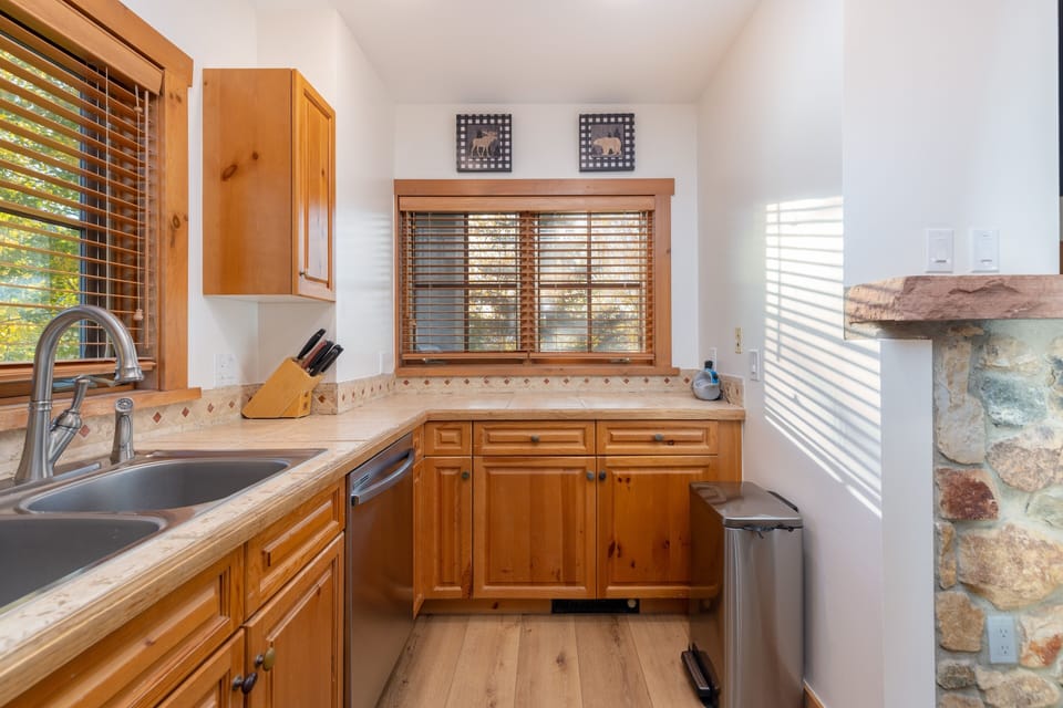 Condo, 3 Bedrooms | Private kitchen | Fridge, microwave, oven, dishwasher