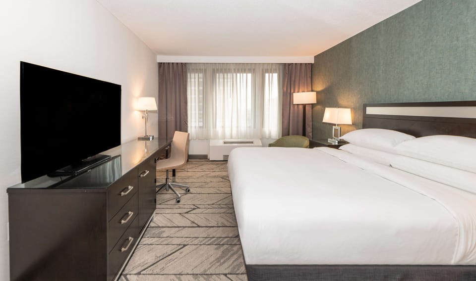Premium bedding, in-room safe, desk, laptop workspace