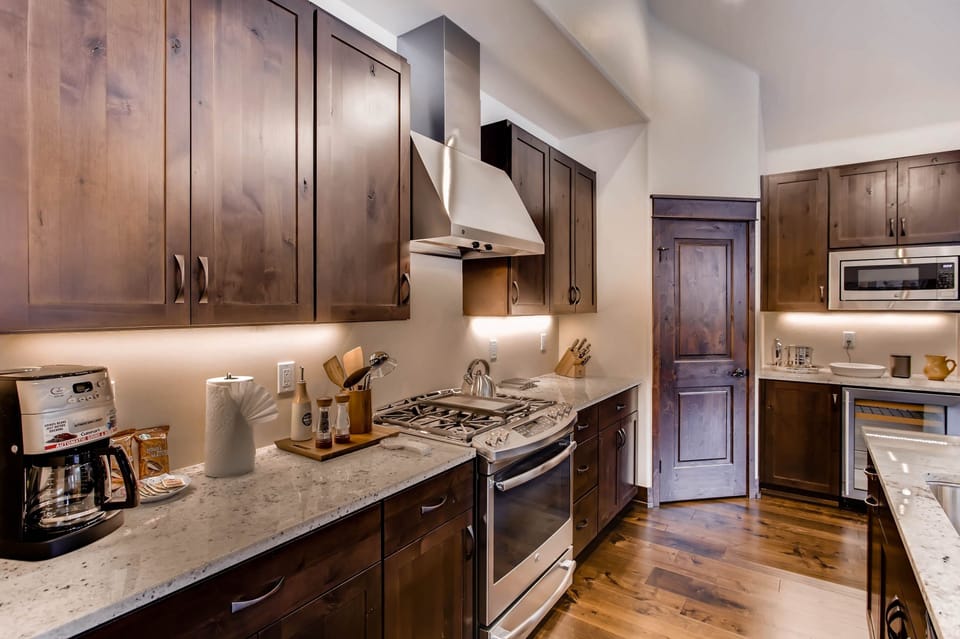 Townhome, 3 Bedrooms | Private kitchen | Fridge, microwave, oven, dishwasher