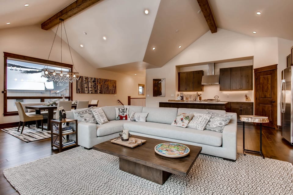 Townhome, 3 Bedrooms | Living room | Flat-screen TV