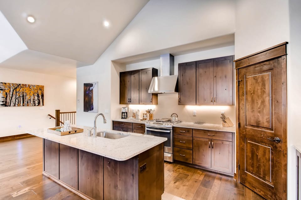 Townhome, 3 Bedrooms | Private kitchen | Fridge, microwave, oven, dishwasher